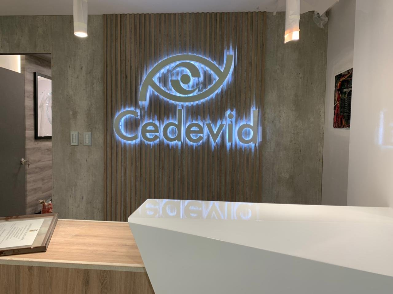 Letrero corpóreo iluminado fabricado por DOMAC para Cedevid