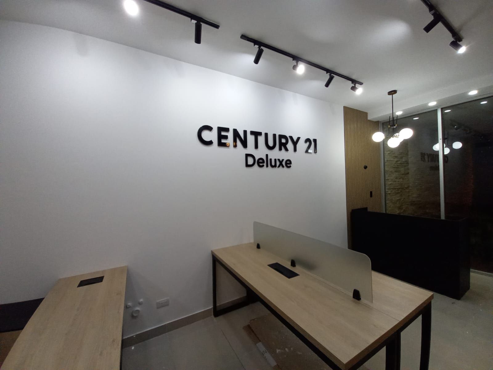 Señalética corporativa fabricada por DOMAC para Century 21 Deluxe