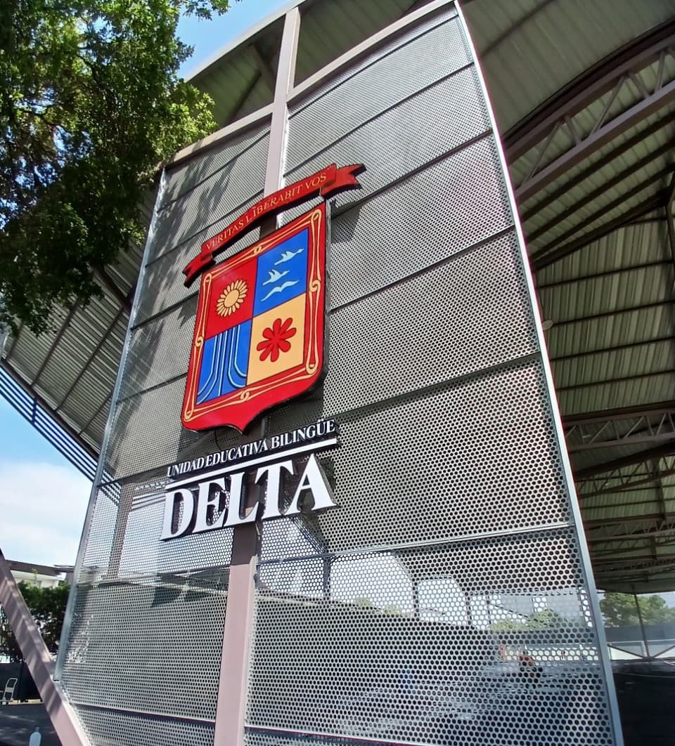 Letrero institucional fabricado por DOMAC para la Unidad Educativa Bilingüe Delta
