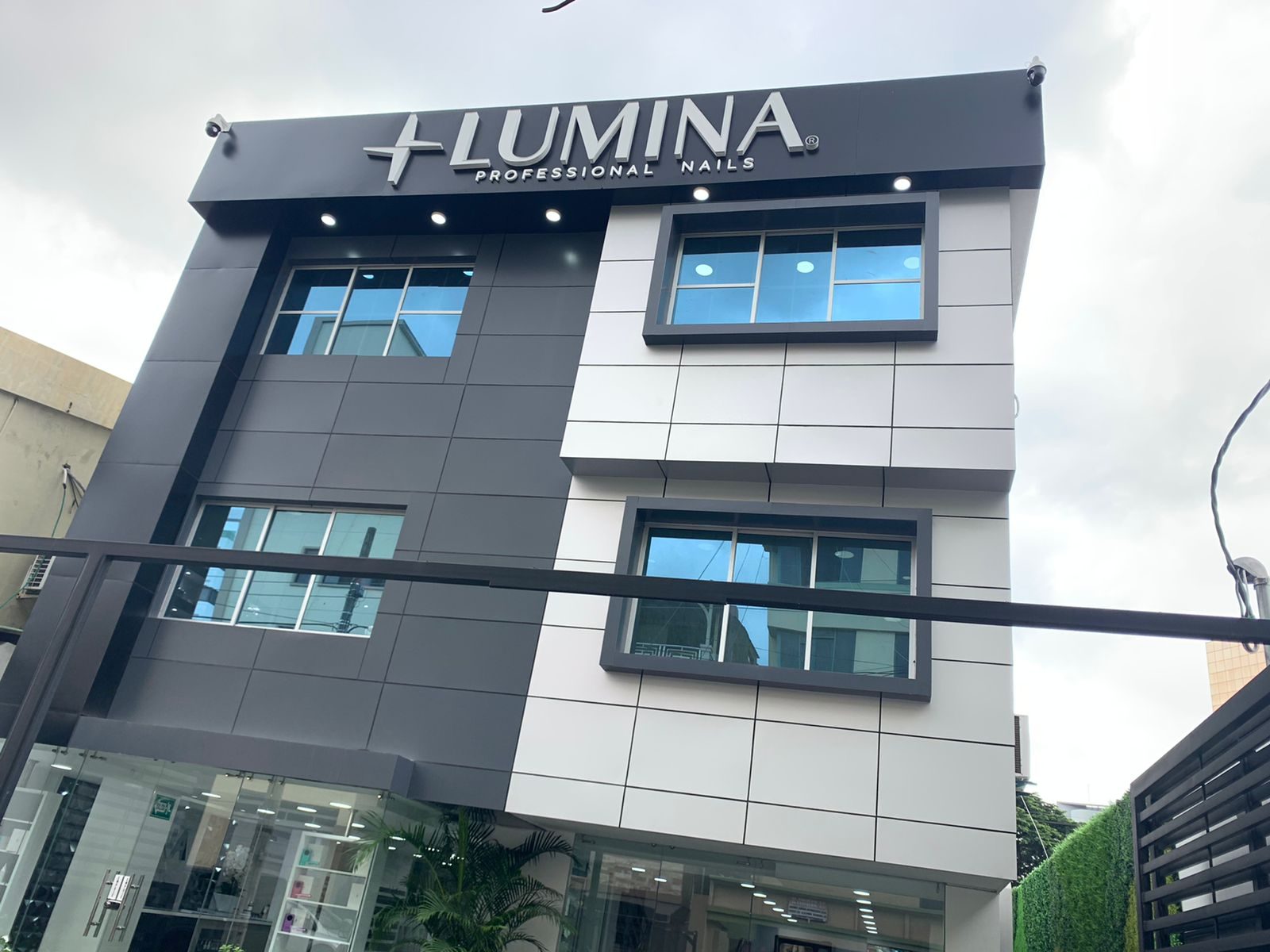 Fachada de Lumina Professional Nails fabricada por DOMAC