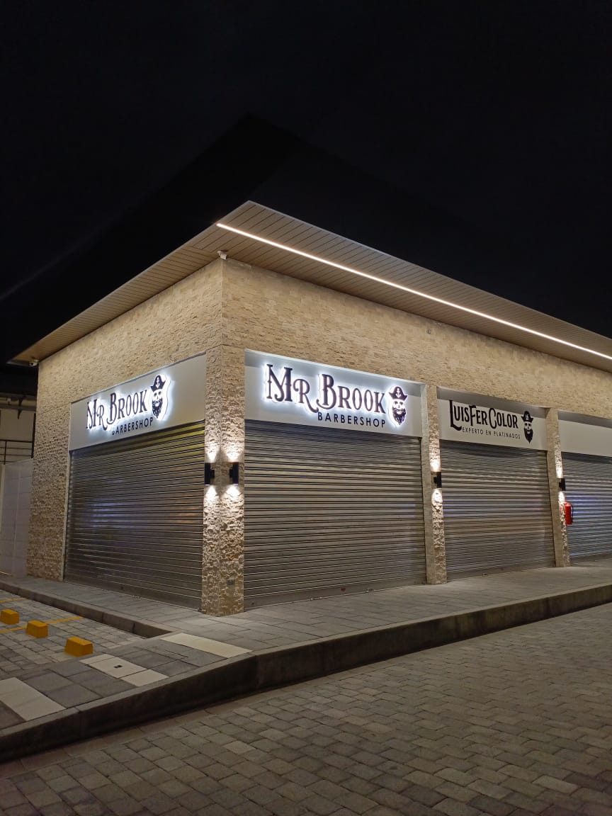 Letrero fabricado e instalado por DOMAC para Mr. Brook