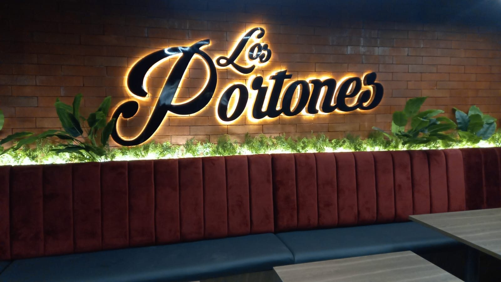 Letrero iluminado fabricado por DOMAC para Los Portones