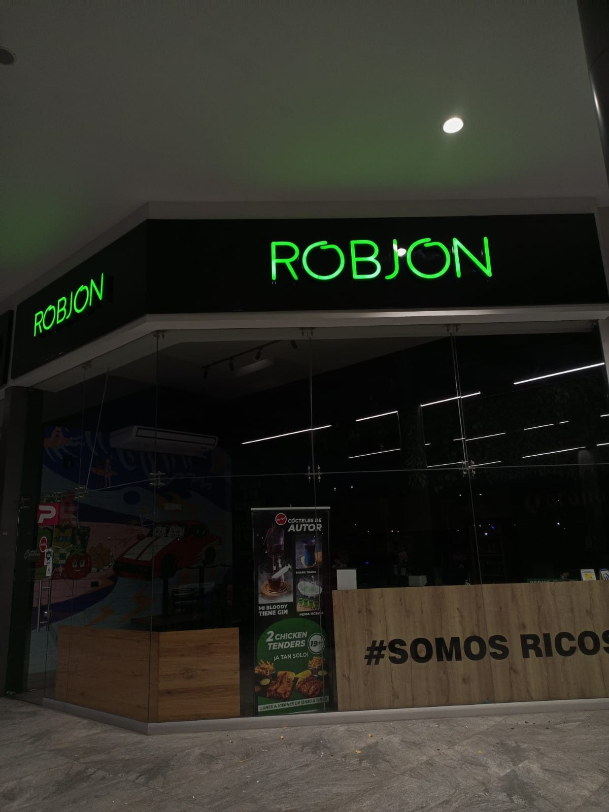Letrero de neón fabricado por DOMAC para RobJon, encendido de noche