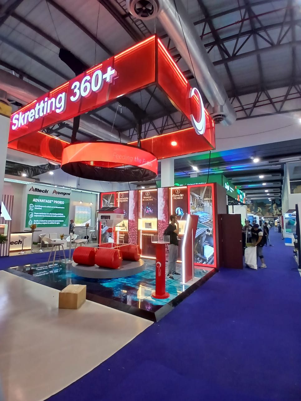 Stand de feria fabricado por DOMAC para Skretting 360+, con letrero iluminado y punto de atención