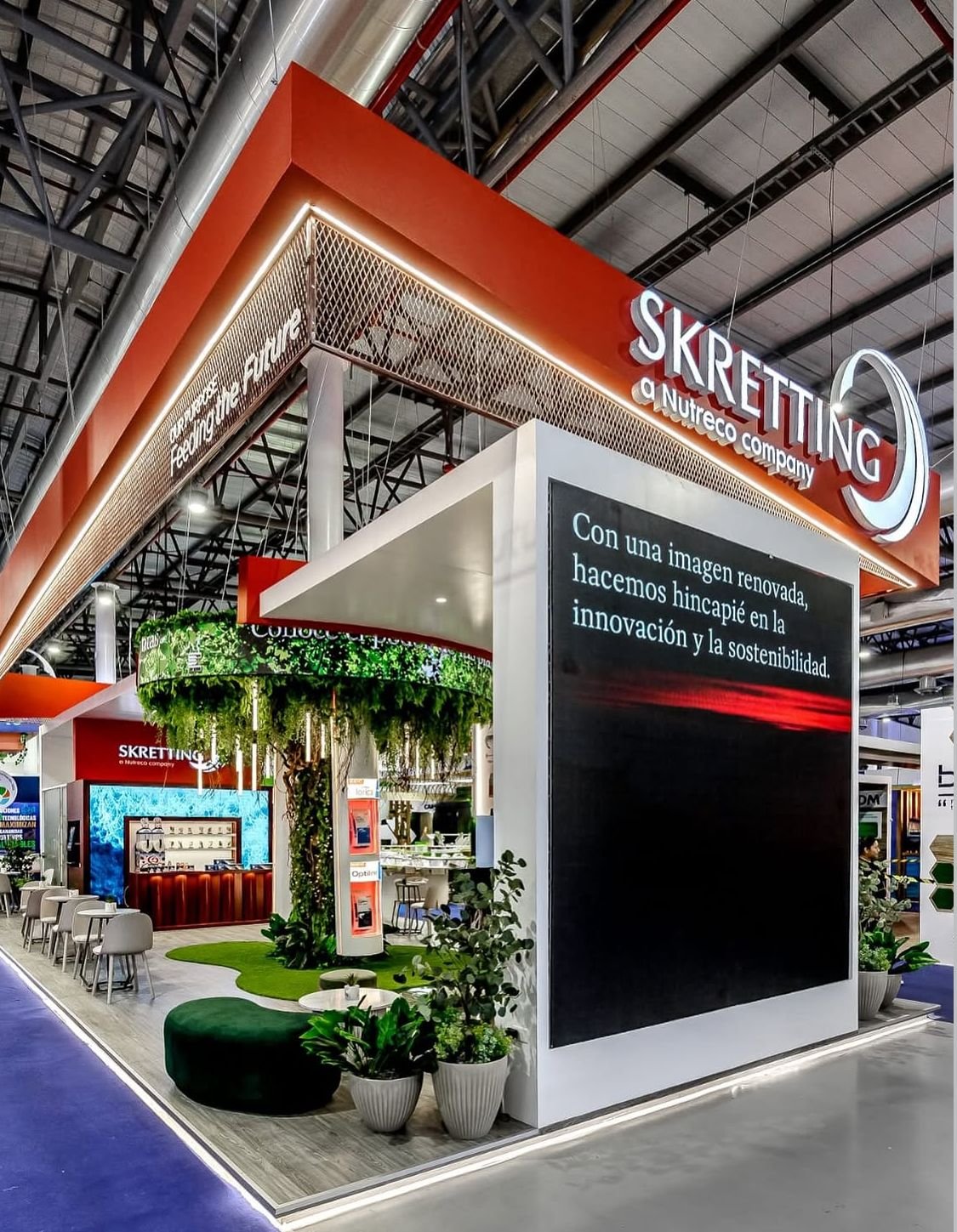 Stand corporativo fabricado e instalado por DOMAC para Skretting